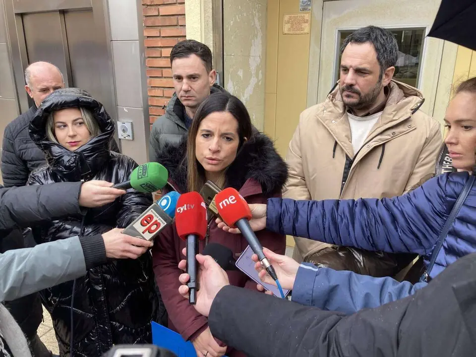 La vicesecretaria general del PSOE de Castilla y Le&oacute;n y candidata a las Cortes, Nuria Rubio, acompa&ntilde;ada de otros miembros de la candidatura y del secretario general del PSOE de Le&oacute;n, Javier Alfonso Cend&oacute;n, ofrece declaraciones sobre educaci&oacute;n