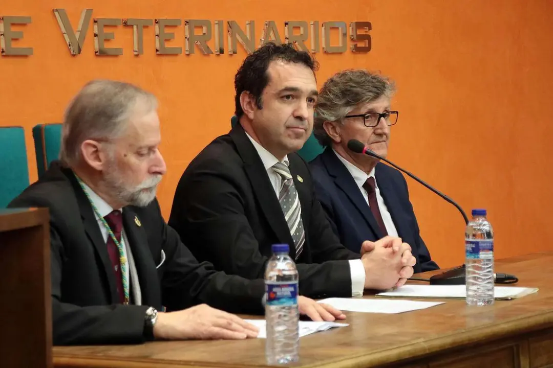 El consejero de Medio Ambiente, Juan Carlos Su&aacute;rez Qui&ntilde;ones, el delegado territorial, Eduardo Diego y el alcalde, Jos&eacute; Antonio D&iacute;ez asisten al acto de toma de posesi&oacute;n del nuevo equipo de gobierno del Colegio Oficial de la Profesi&oacute;n Veterinaria de Le&oacute;n, presidido por &Aacute;lvaro Borge. Peio Garc&iacute;a. Ical. 