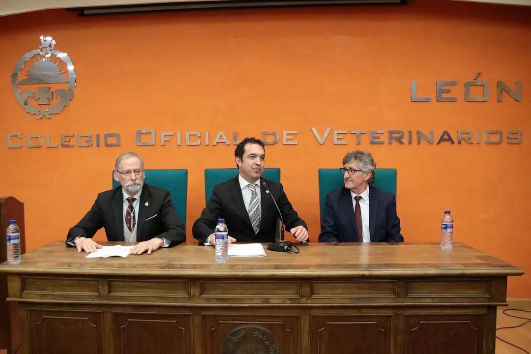 El consejero de Medio Ambiente, Juan Carlos Su&aacute;rez Qui&ntilde;ones, el delegado territorial, Eduardo Diego y el alcalde, Jos&eacute; Antonio D&iacute;ez asisten al acto de toma de posesi&oacute;n del nuevo equipo de gobierno del Colegio Oficial de la Profesi&oacute;n Veterinaria de Le&oacute;n, presidido por &Aacute;lvaro Borge. Peio Garc&iacute;a. Ical. 