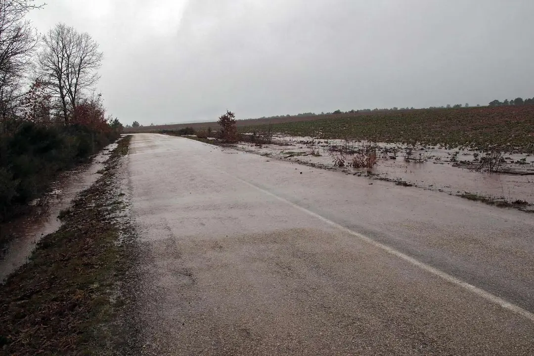 Imagen de archivo de una carretera afectada por inundaciones en la provincia de Le&oacute;n. | ICAL
