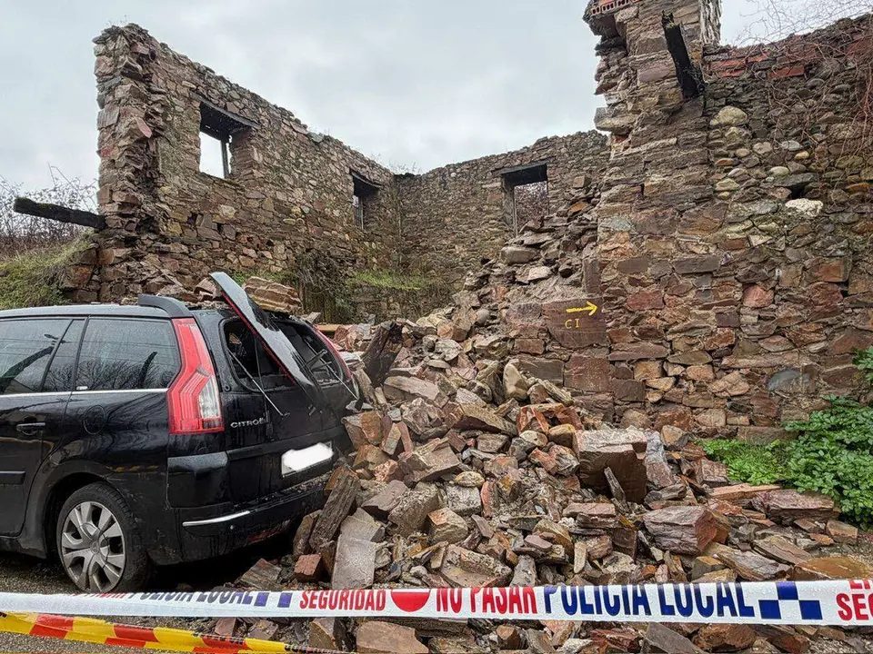Tapias y edificios descuidados est&aacute;n siendo v&iacute;ctimas de los aguaceros de estos d&iacute;as en El Bierzo. En la imagen, los da&ntilde;os causados a un veh&iacute;culo aparcado junto a una casa en ruinas esta semana en Ponferrada. | SM