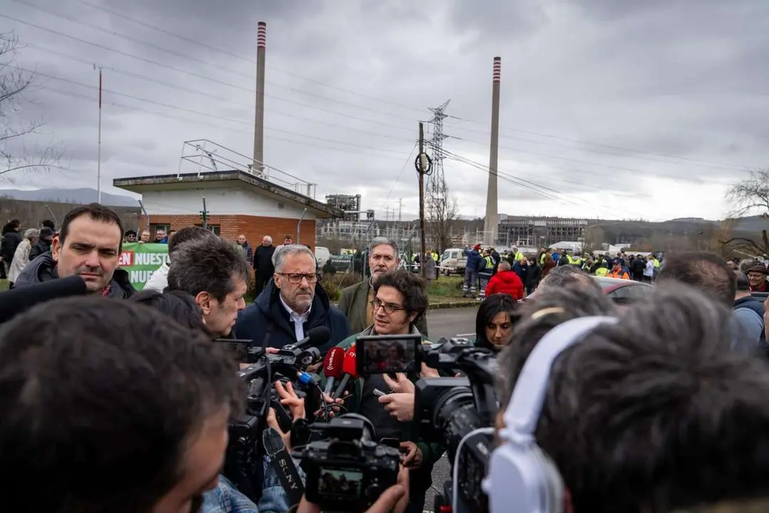 El portavoz de Econom&iacute;a de Vox, Jos&eacute; Mar&iacute;a Figaredo, y el candidato de Vx a las elecciones de Castilla y Le&oacute;n, Carlos Poll&aacute;n, comparecen con motivo de la voladura de las chimeneas de la central t&eacute;rmica de Compostilla II en Cubillos del Sil (Le&oacute;n). Ical