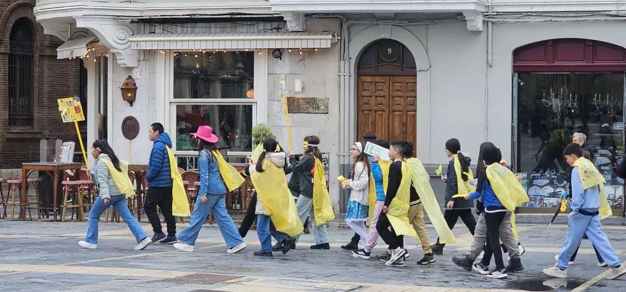 Alumnos del CEIP Ponce de Le&oacute;n durante el desfile escolar de Carnaval por el centro de Le&oacute;n. Le&oacute;n 24 horas.