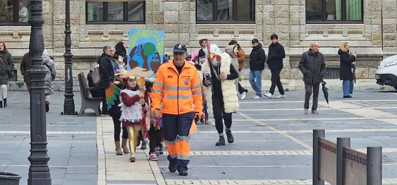 Alumnos del CEIP Ponce de Le&oacute;n durante el desfile escolar de Carnaval por el centro de Le&oacute;n. Le&oacute;n 24 horas.