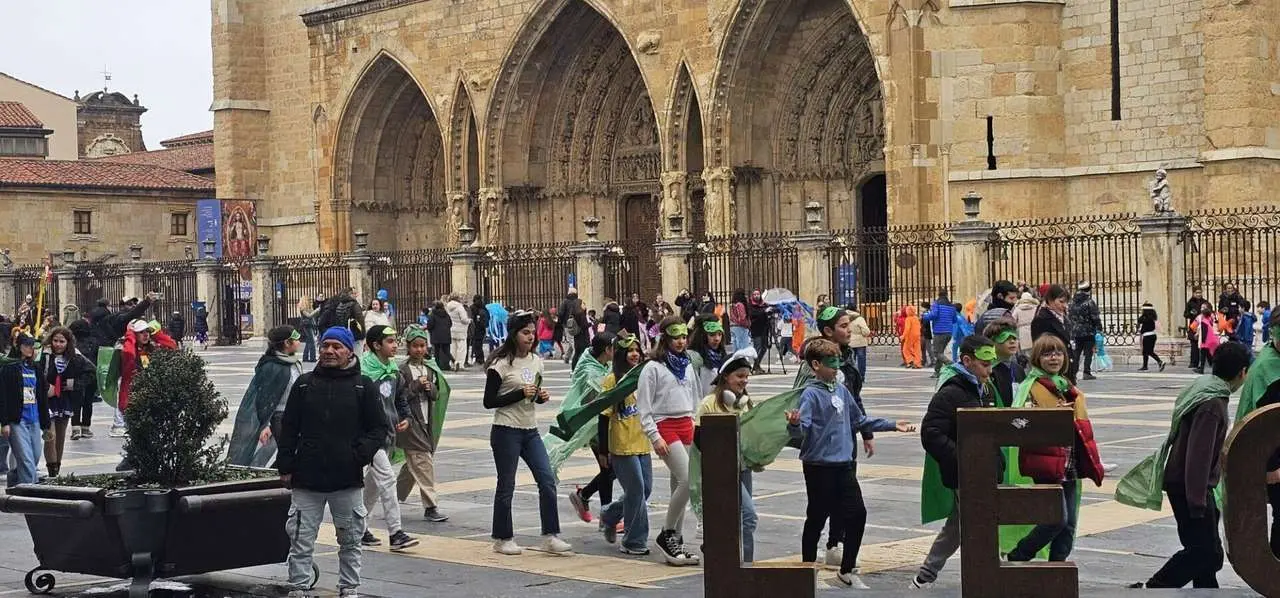 Alumnos del CEIP Ponce de Le&oacute;n durante el desfile escolar de Carnaval por el centro de Le&oacute;n. Le&oacute;n 24 horas.