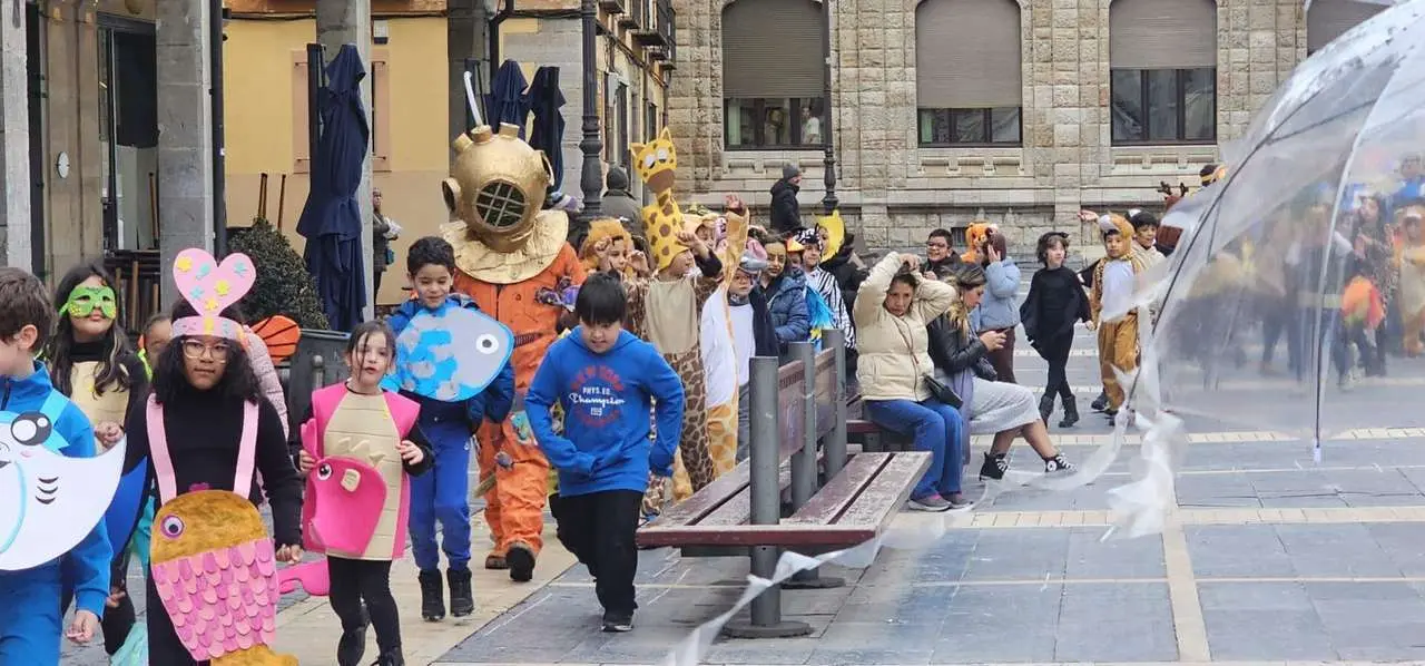 Alumnos del CEIP Ponce de Le&oacute;n durante el desfile escolar de Carnaval por el centro de Le&oacute;n. Le&oacute;n 24 horas.