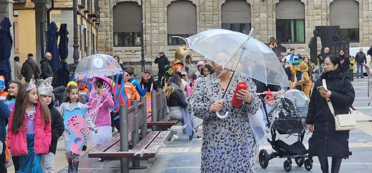 Alumnos del CEIP Ponce de Le&oacute;n durante el desfile escolar de Carnaval por el centro de Le&oacute;n. Le&oacute;n 24 horas.