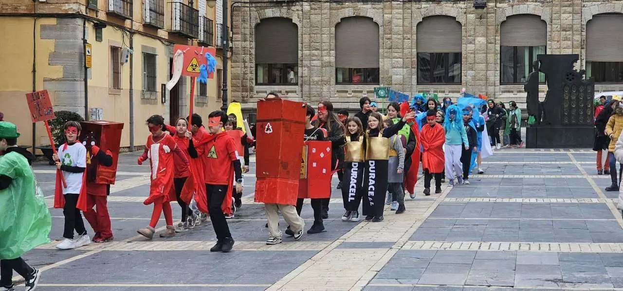 Alumnos del CEIP Ponce de Le&oacute;n durante el desfile escolar de Carnaval por el centro de Le&oacute;n. Le&oacute;n 24 horas.
