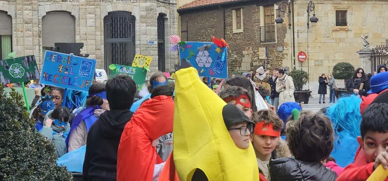 Alumnos del CEIP Ponce de Le&oacute;n durante el desfile escolar de Carnaval por el centro de Le&oacute;n. Le&oacute;n 24 horas.