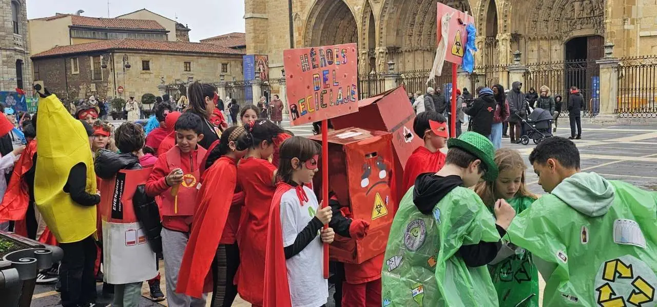 Alumnos del CEIP Ponce de Le&oacute;n durante el desfile escolar de Carnaval por el centro de Le&oacute;n. Le&oacute;n 24 horas.