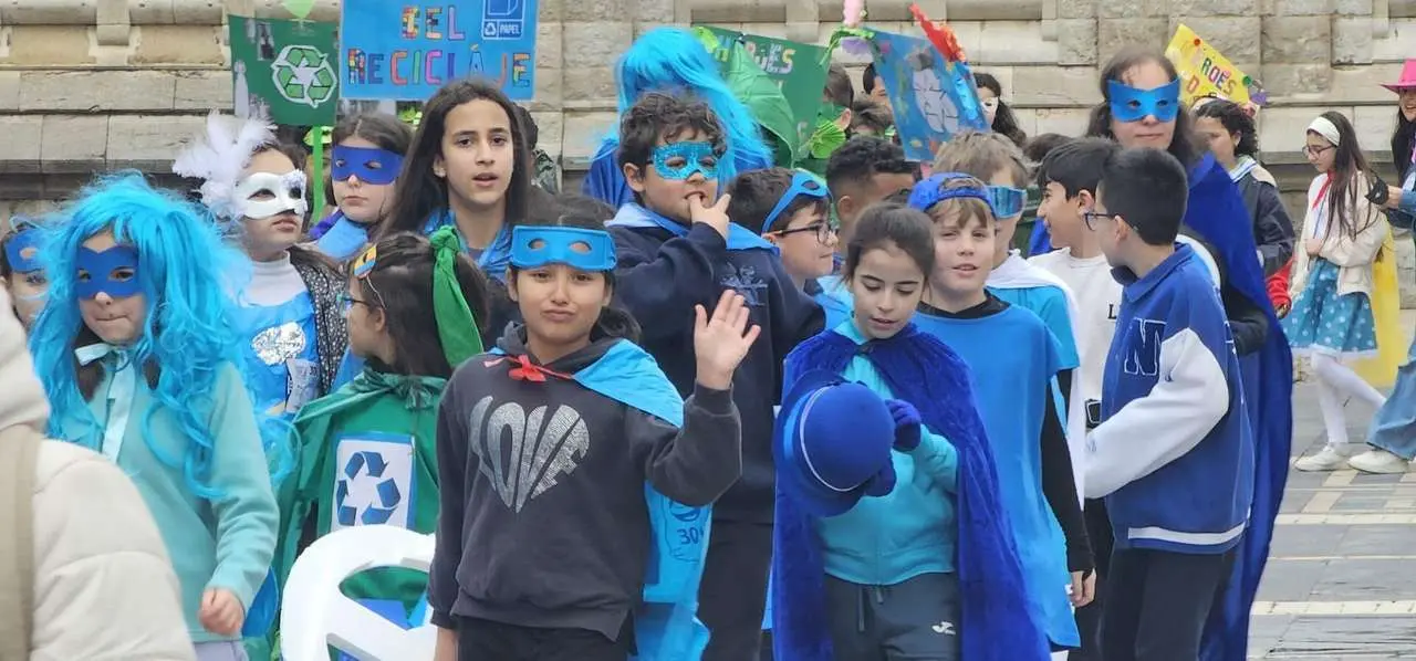 Alumnos del CEIP Ponce de Le&oacute;n durante el desfile escolar de Carnaval por el centro de Le&oacute;n. Le&oacute;n 24 horas.