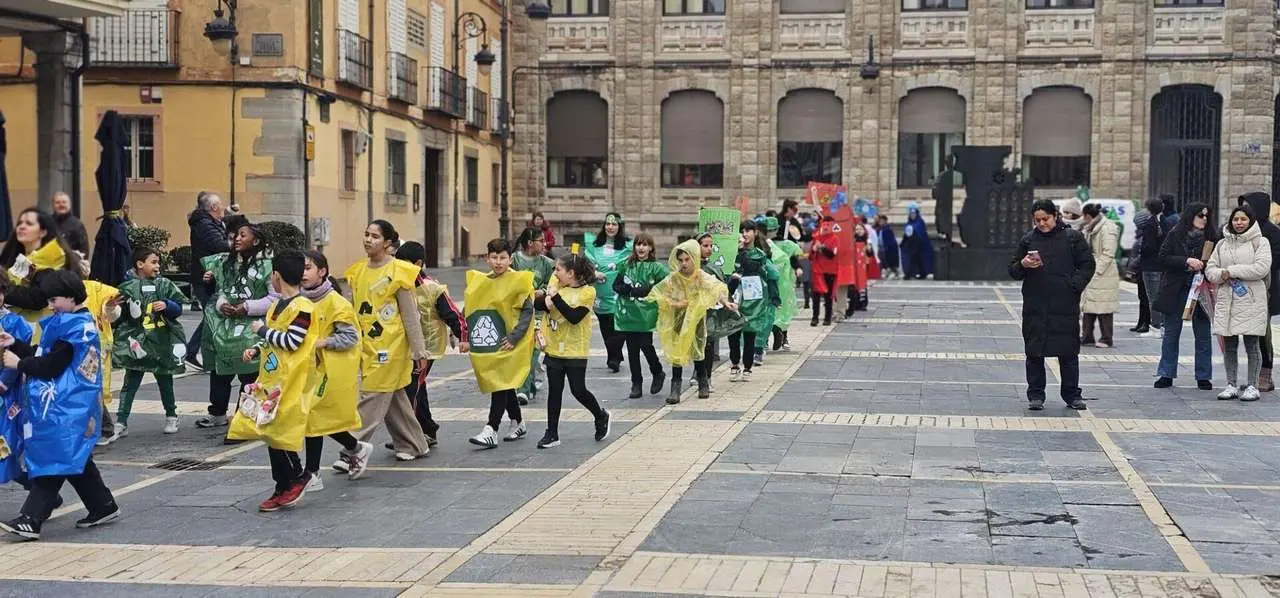 Alumnos del CEIP Ponce de Le&oacute;n durante el desfile escolar de Carnaval por el centro de Le&oacute;n. Le&oacute;n 24 horas.
