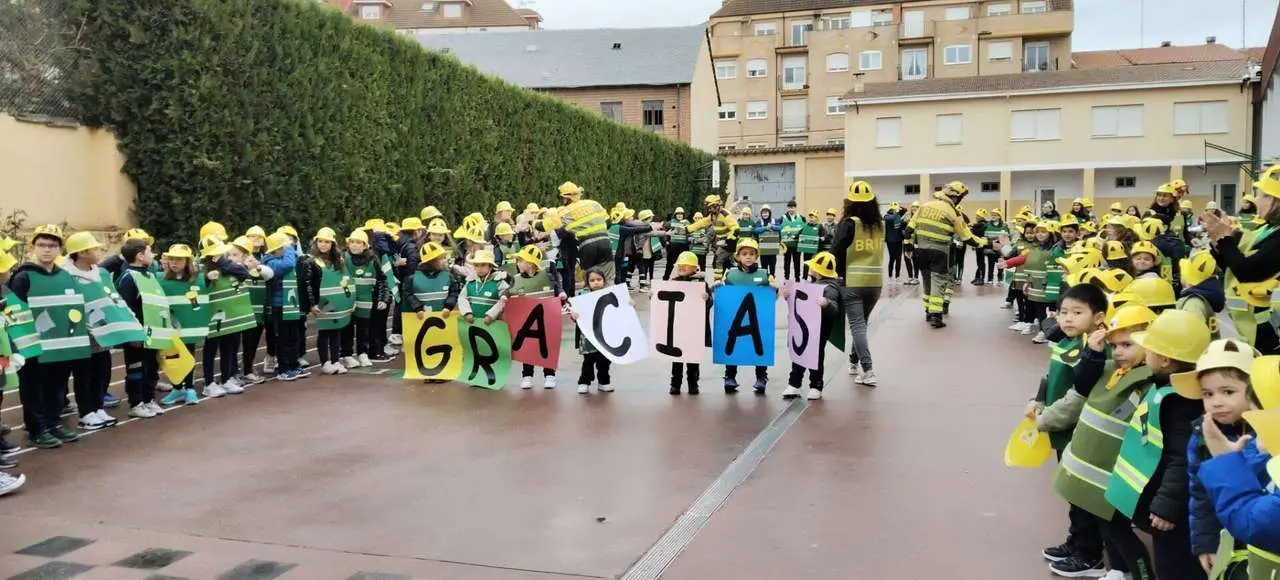 Alumnos y profesores del colegio Nuestra Se&ntilde;ora del Carmen desfilan en La Ba&ntilde;eza junto a la BRIF de Tabuyo. Le&oacute;n 24 horas.