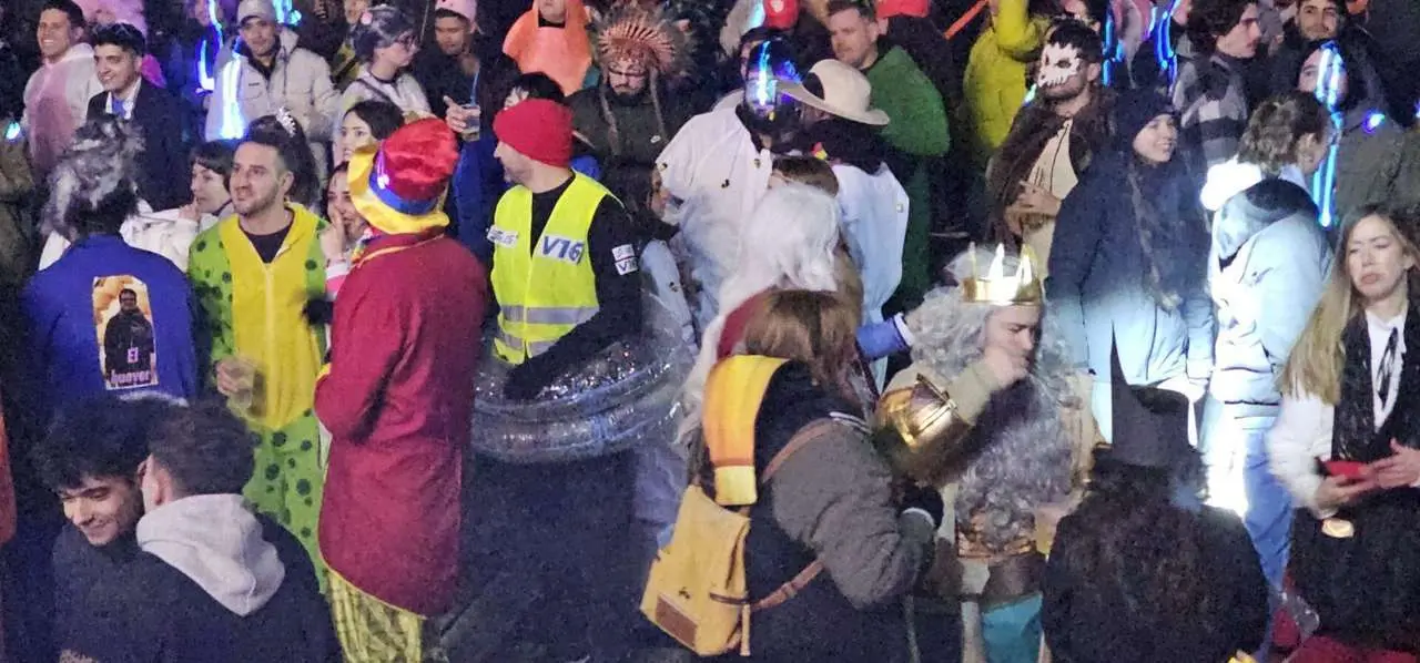 Fiesta y disfraces en la Plaza Mayor durante el &ldquo;Viernes Tranquilo&rdquo; del Carnaval de La Ba&ntilde;eza. Le&oacute;n 24 Horas.