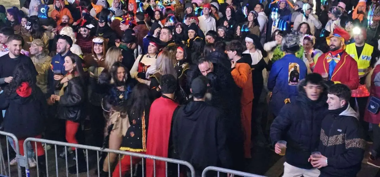 Fiesta y disfraces en la Plaza Mayor durante el &ldquo;Viernes Tranquilo&rdquo; del Carnaval de La Ba&ntilde;eza. Le&oacute;n 24 Horas.