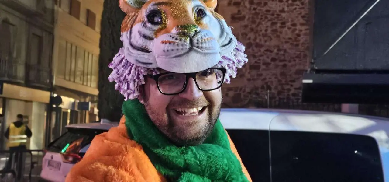 Fiesta y disfraces en la Plaza Mayor durante el &ldquo;Viernes Tranquilo&rdquo; del Carnaval de La Ba&ntilde;eza. Le&oacute;n 24 Horas.