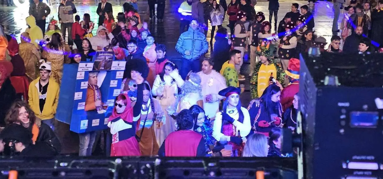 Fiesta y disfraces en la Plaza Mayor durante el &ldquo;Viernes Tranquilo&rdquo; del Carnaval de La Ba&ntilde;eza. Le&oacute;n 24 Horas.