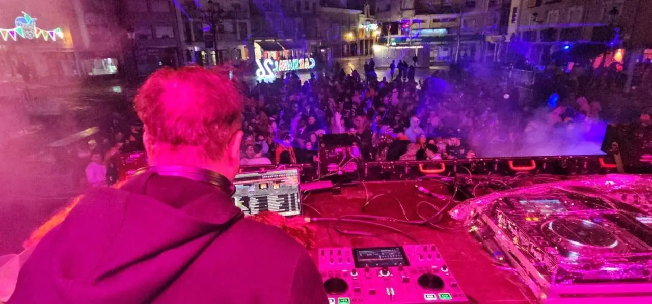 Fiesta y disfraces en la Plaza Mayor durante el &ldquo;Viernes Tranquilo&rdquo; del Carnaval de La Ba&ntilde;eza. Le&oacute;n 24 Horas.