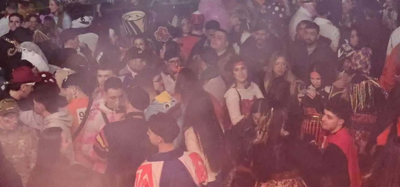 Fiesta y disfraces en la Plaza Mayor durante el &ldquo;Viernes Tranquilo&rdquo; del Carnaval de La Ba&ntilde;eza. Le&oacute;n 24 Horas.