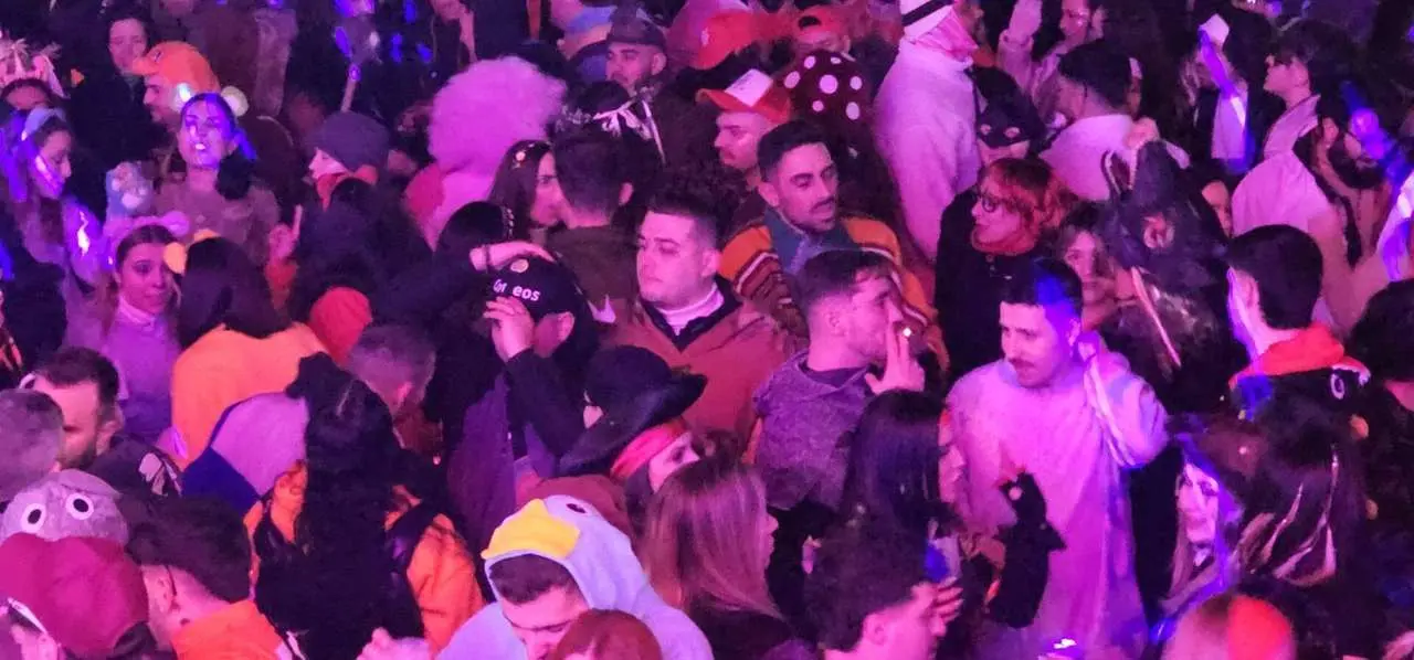 Fiesta y disfraces en la Plaza Mayor durante el &ldquo;Viernes Tranquilo&rdquo; del Carnaval de La Ba&ntilde;eza. Le&oacute;n 24 Horas.