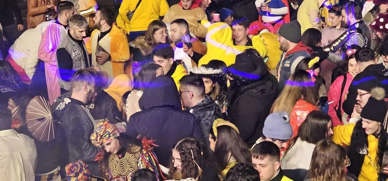 Fiesta y disfraces en la Plaza Mayor durante el &ldquo;Viernes Tranquilo&rdquo; del Carnaval de La Ba&ntilde;eza. Le&oacute;n 24 Horas.