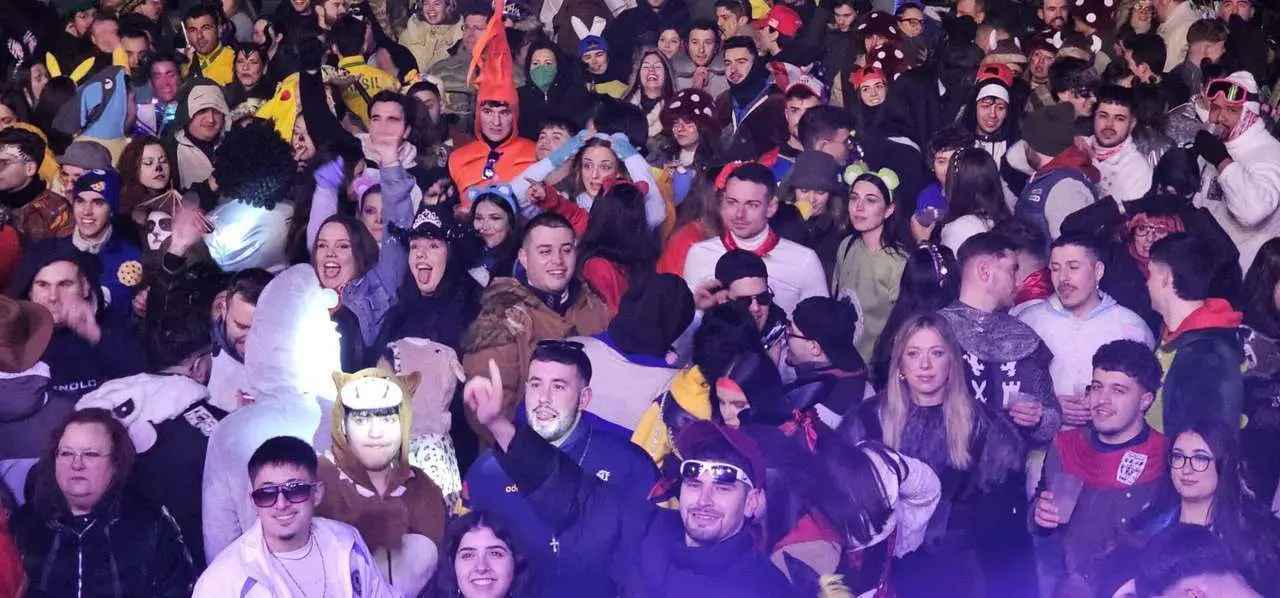Fiesta y disfraces en la Plaza Mayor durante el &ldquo;Viernes Tranquilo&rdquo; del Carnaval de La Ba&ntilde;eza. Le&oacute;n 24 Horas.