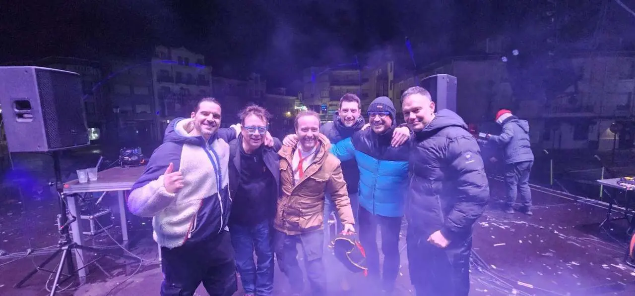 Fiesta y disfraces en la Plaza Mayor durante el &ldquo;Viernes Tranquilo&rdquo; del Carnaval de La Ba&ntilde;eza. Le&oacute;n 24 Horas.