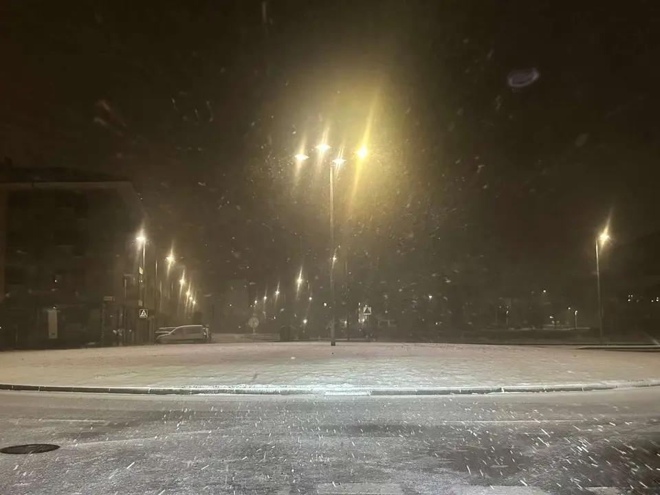 La nieve vuelve a cubrir Le&oacute;n en la madrugada de este s&aacute;bado. Le&oacute;n 24 Horas.
