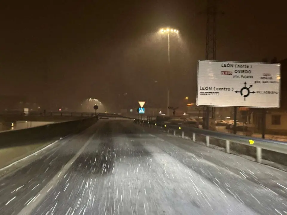 La nieve vuelve a cubrir Le&oacute;n en la madrugada de este s&aacute;bado. Le&oacute;n 24 Horas.La nieve vuelve a cubrir Le&oacute;n en la madrugada de este s&aacute;bado. Le&oacute;n 24 Horas.