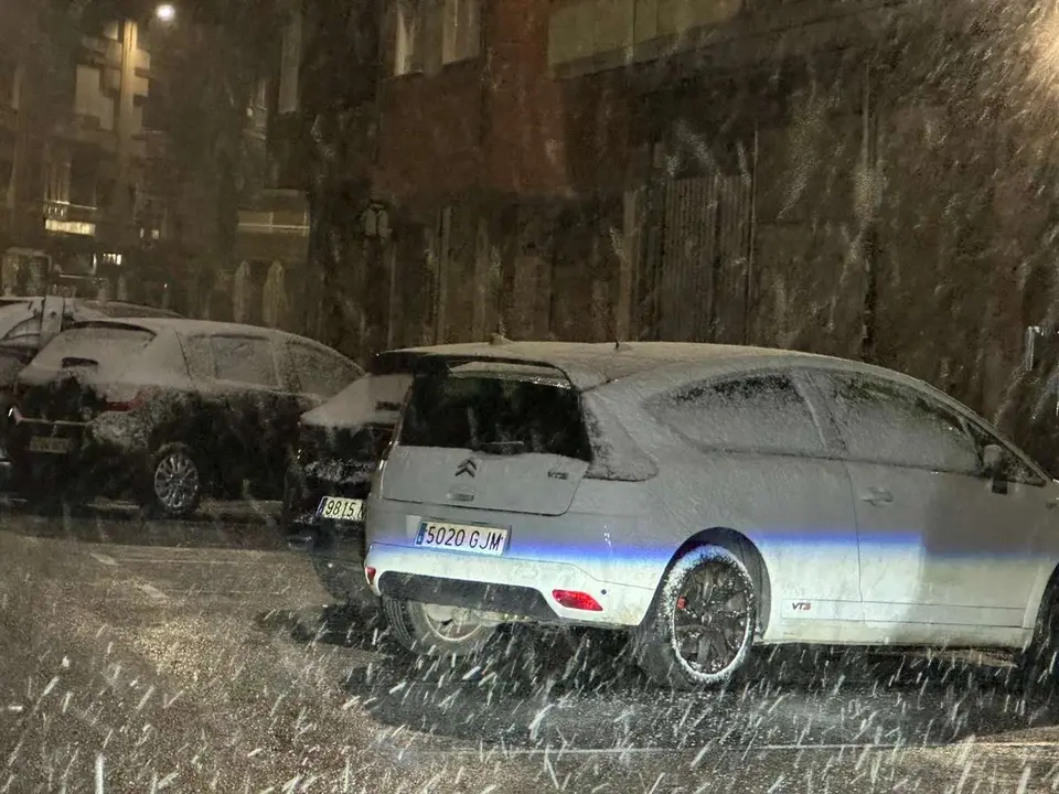 La nieve vuelve a cubrir Le&oacute;n en la madrugada de este s&aacute;bado. Le&oacute;n 24 Horas.