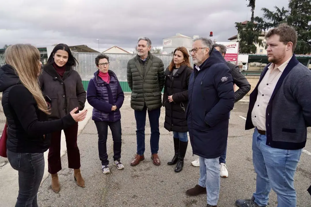 El candidato de Vox a la Presidencia de la Junta, Carlos Poll&aacute;n y la eurodiputada Mireia Borr&aacute;s, atienden a los medios de comunicaci&oacute;n frente a las instalaciones de la Azucarera de La Ba&ntilde;eza (Le&oacute;n)