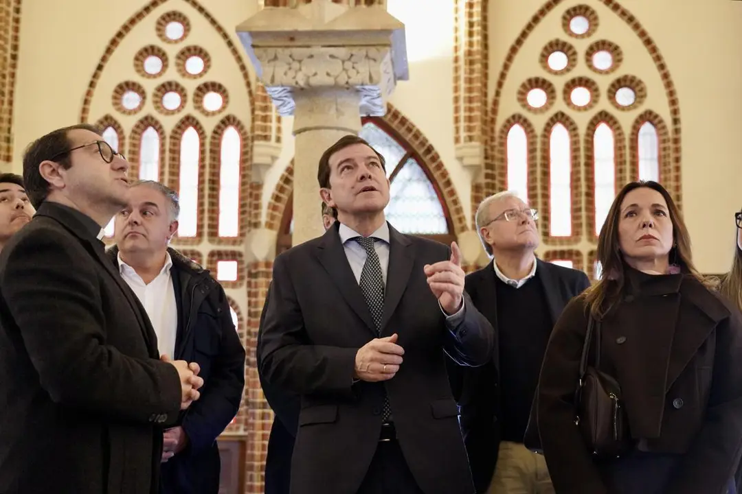 El candidato a la reelecci&oacute;n a la Presidencia de la Junta de Castilla y Le&oacute;n, Alfonso Fern&aacute;ndez Ma&ntilde;ueco, ha visitado este lunes el Palacio de Gaud&iacute; de Astorga. | ICAL