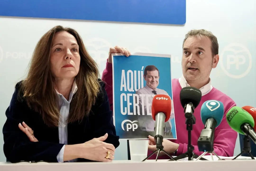 Los populares &Aacute;lvarez Casais y Gavilanes, este martes en rueda de prensa en Le&oacute;n. | ICAL