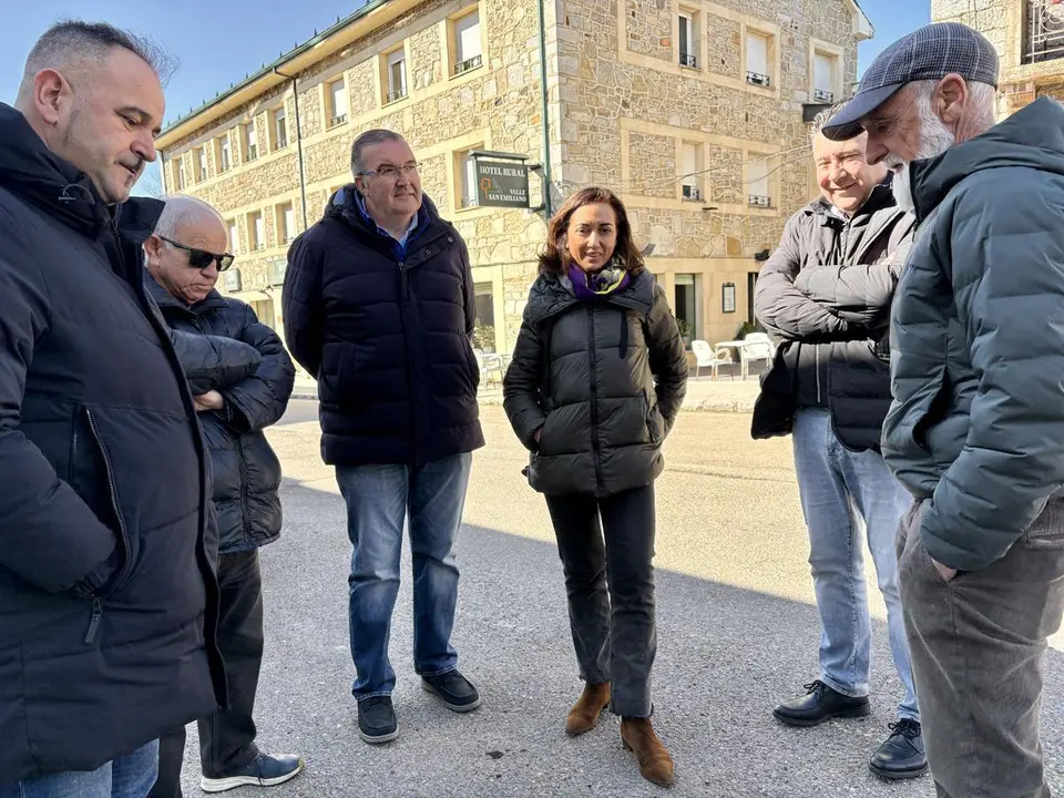 La candidata de Uni&oacute;n del Pueblo Leon&eacute;s a las Cortes acompa&ntilde;ada de otros leonesistas visitan San Emiliano. | ICAL