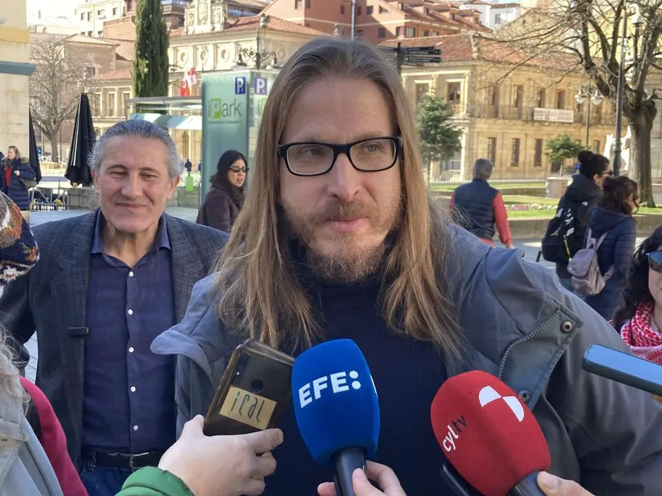 Pablo Fern&aacute;ndez, secretario de Organizaci&oacute;n y portavoz de Podemos, y Sixto Mart&iacute;nez, candidato de Podemos-Alianza Verde por Le&oacute;n, ofrecen declaraciones a los medios