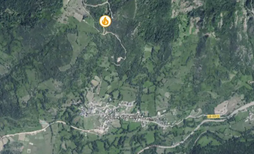 El incendio en Robles de Laciana se produjo ayer lunes.