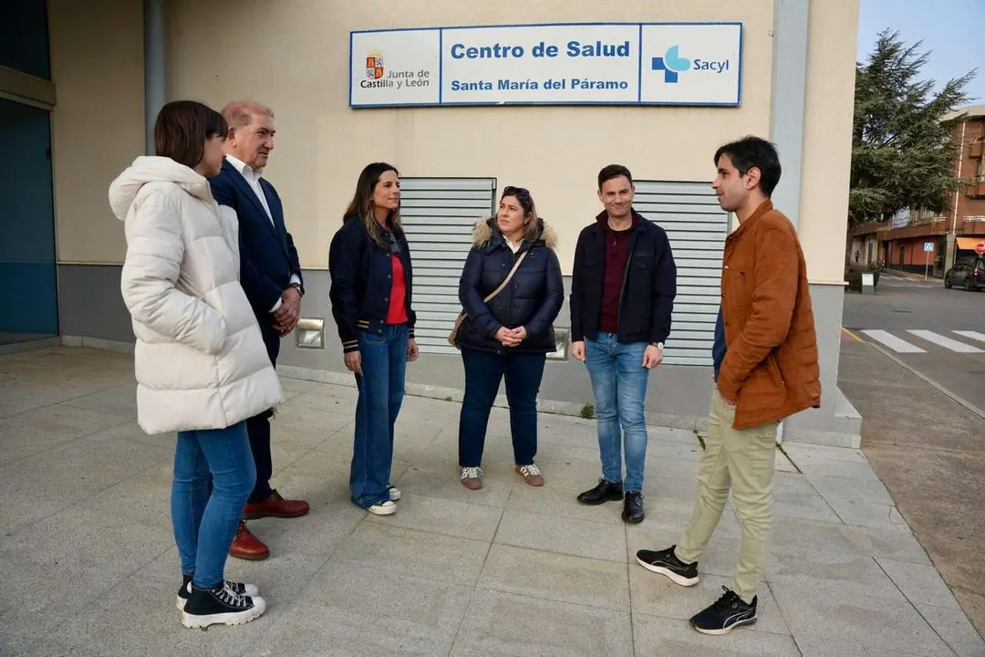 La candidatura del PSOE de Le&oacute;n a las Cortes aborda con los representantes socialistas del municipio la situaci&oacute;n sanitaria de la comarca. 