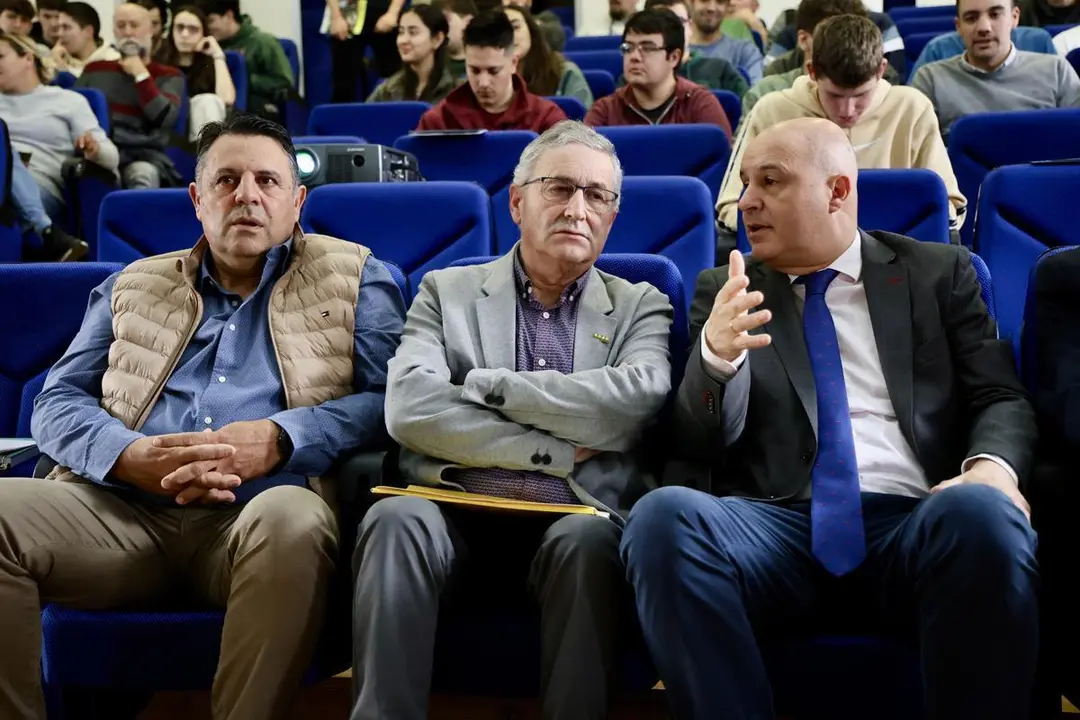 El presidente de la Ucale-Coag Le&oacute;n, Poli Castellanos, el coordinador general de Coag Castilla y Le&oacute;n, Lorenzo Rivera, y el viceconsejero de Agricultura, Ganader&iacute;a y Desarrollo Rural de la Junta, Jorge Llorente, antes de la jornada &lsquo;El cultivo del ma&iacute;z en la provincia de Le&oacute;n&rsquo;. | ICAL