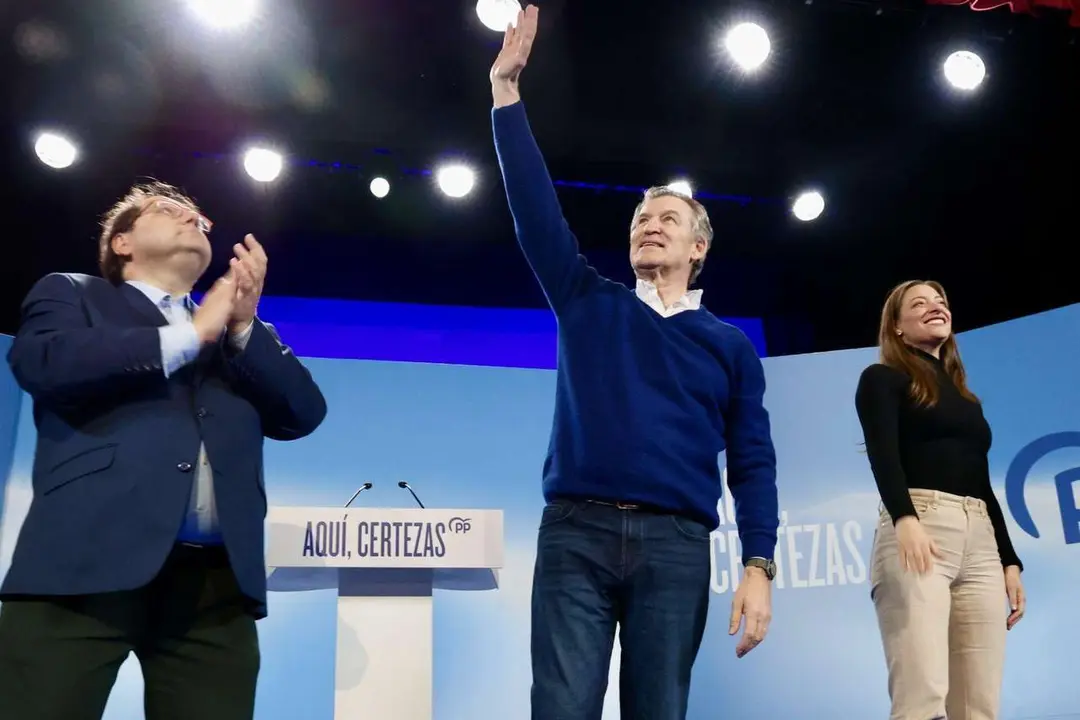 El presidente nacional del Partido Popular, Alberto N&uacute;&ntilde;ez Feij&oacute;o, participa en un acto de campa&ntilde;a junto a la candidata del PP a las Cortes por Le&oacute;n, Mar&iacute;a Jos&eacute; &Aacute;lvarez Casais, en el Teatro Municipal de La Ba&ntilde;eza. Campillo
