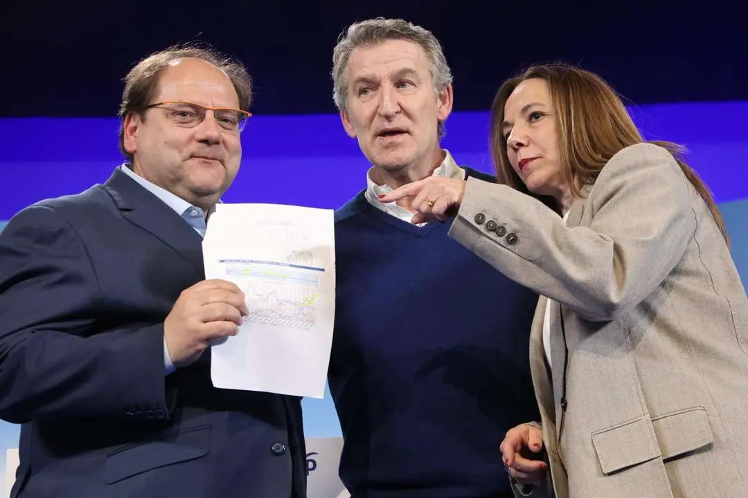 El presidente nacional del Partido Popular, Alberto N&uacute;&ntilde;ez Feij&oacute;o, participa en un acto de campa&ntilde;a junto a la candidata del PP a las Cortes por Le&oacute;n, Mar&iacute;a Jos&eacute; &Aacute;lvarez Casais, en el Teatro Municipal de La Ba&ntilde;eza. Campillo