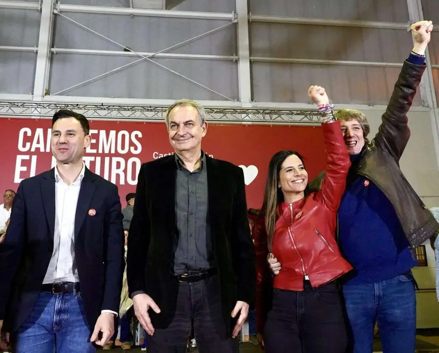 Zapatero en un acto del PSOE junto a Carlos Mart&iacute;nez, Nuria Rubio y Javier Alfonso Cend&oacute;n. | ICAL
