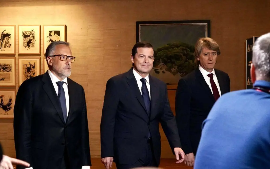 (I a D) Los candidatos a la Presidencia de la Junta Carlos Poll&aacute;n (Vox); Alfonso Fern&aacute;ndez Ma&ntilde;ueco (PP) y Carlos Mart&iacute;nez (PSOE) en el primer debate de las elecciones auton&oacute;micas. Miriam Chac&oacute;n