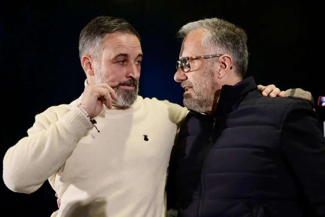 Carlos Poll&aacute;n (d) y el presidente de su partido, Vox. | ICAL