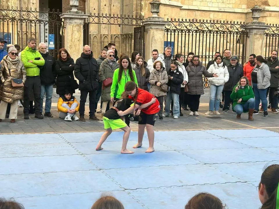 Corro exhibici&oacute;n lucha leonesa  - Reina Urraca - Minipinche