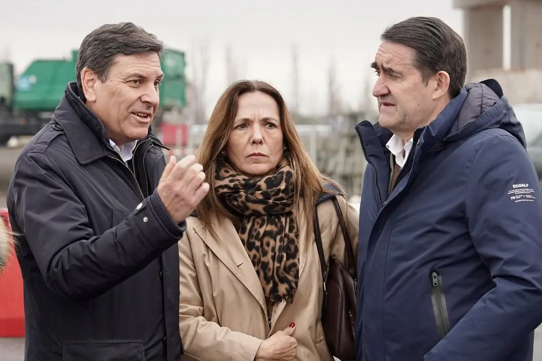 La candidata del PP de Le&oacute;n a las Cortes, Mar&iacute;a Jos&eacute; &Aacute;lvarez Casais, visita el pol&iacute;gono industrial de Villadangos del P&aacute;ramo, junto al consejero de Econom&iacute;a y Hacienda, Carlos Fern&aacute;ndez Carriedo y el presidente provincial del partido, Juan Carlos Su&aacute;rez-Qui&ntilde;ones. | ICAL