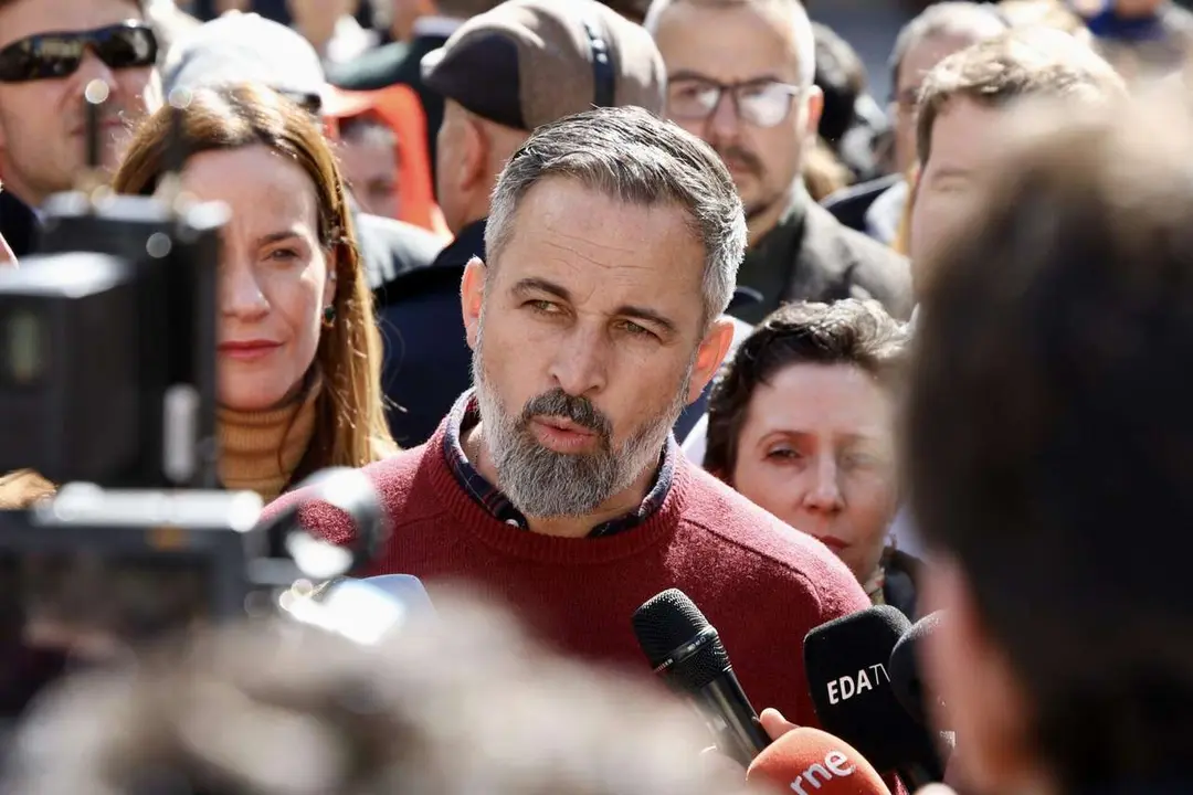 El presidente de Vox, Santiago Abascal, atiende a los medios de comunicaci&oacute;n en la plaza Espa&ntilde;a de Astorga. Campillo, ICAL