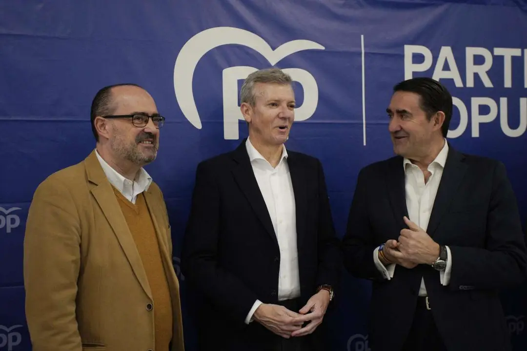 El presidente del PP de Galicia, Alfonso Rueda, durante su participaci&oacute;n en el acto sectorial &lsquo;Emprendimiento e infraestructuras&rsquo;', en Ponferrada. C&eacute;sar S&aacute;nchez. ICAL