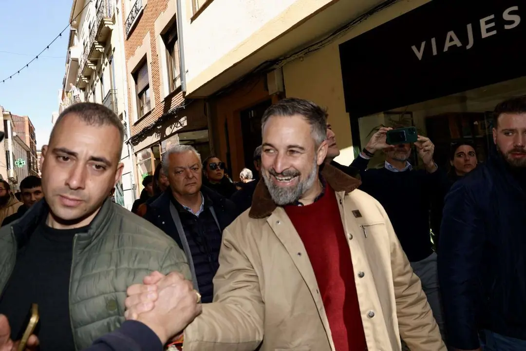 El presidente de Vox, Santiago Abascal, atiende a los medios de comunicaci&oacute;n en la plaza Espa&ntilde;a de Astorga. Campillo. ICAL