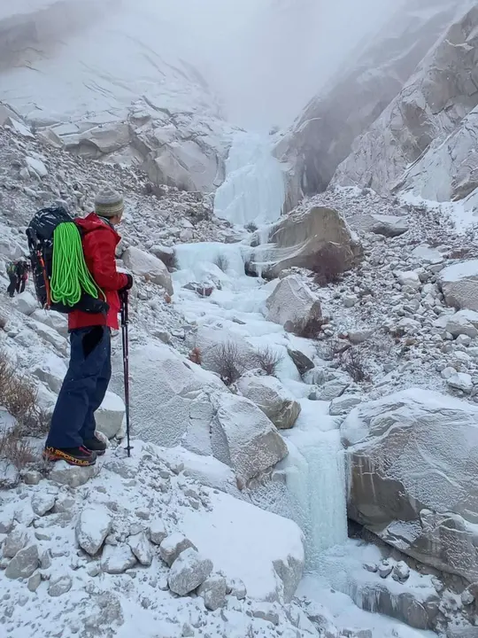 Rafa Vadillo al inicio ante los resaltes de la cascada Chugyud