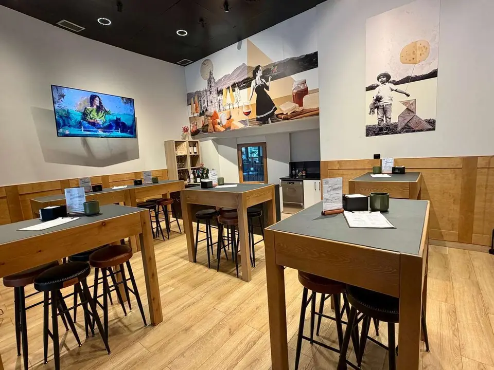 La zona gastrobar de la tienda acaba de empezar su andadura. | SM